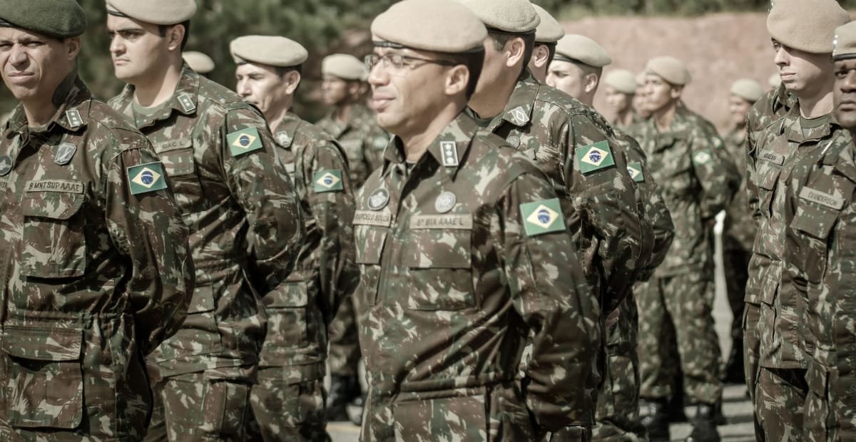 Best Military Coats: From Battlefield Heritage to Modern Streetwear Group of soldiers in camouflage uniforms standing in formation outdoors, wearing desert/tan berets and Brazilian flag patches on their sleeves