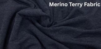 Merino Terry Fabric: Everyday Comfort with Natural Style A close-up view of dark navy Merino terry fabric with soft folds and wrinkles.