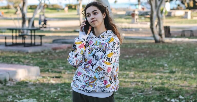 Logo Graphic Hoodie: Trendy Streetwear Style Guide