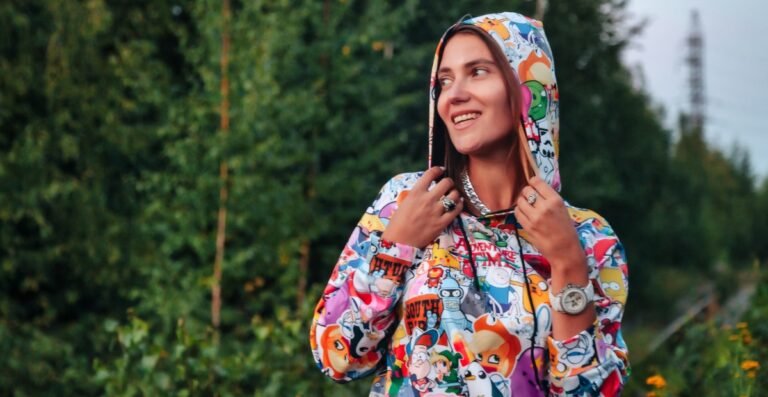 Vintage Graphic Hoodie: Retro Street Style Guide